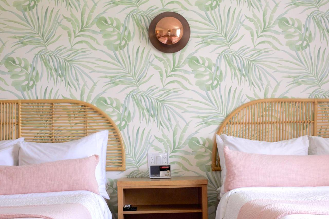 The June Motel, Prince Edward County ピクトン エクステリア 写真