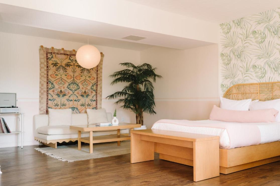 The June Motel, Prince Edward County ピクトン エクステリア 写真