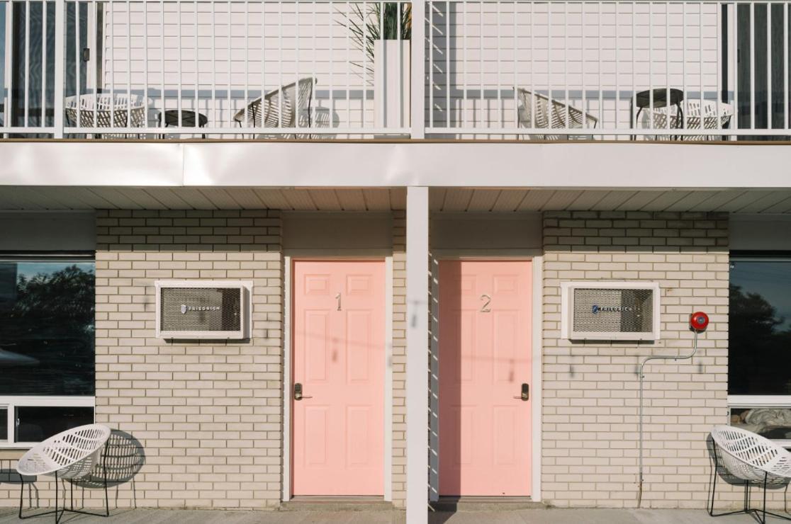 The June Motel, Prince Edward County ピクトン エクステリア 写真